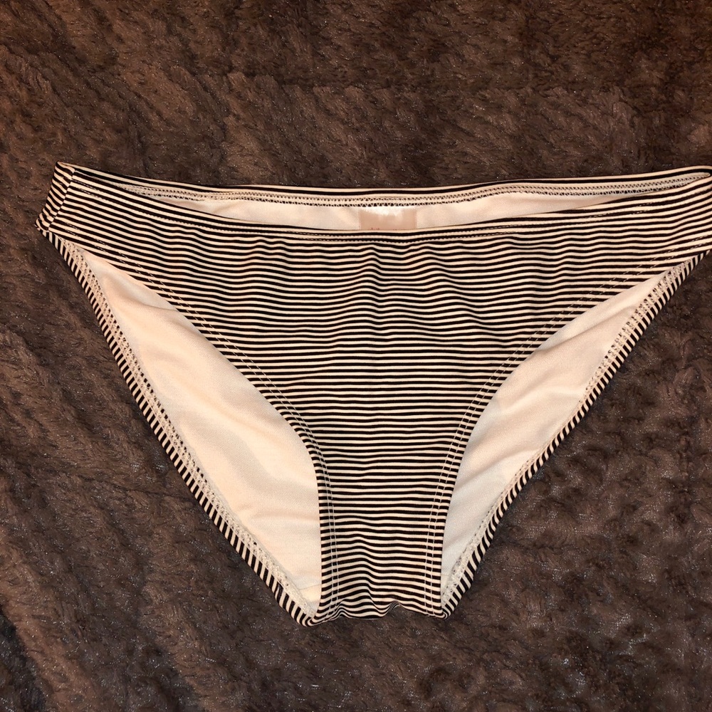 Black and White stripped bikini bottoms 🖤